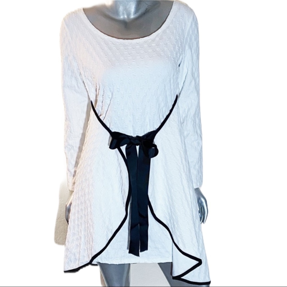 Charming Summer White And Black Dress with Bow - Picture 2 of 3